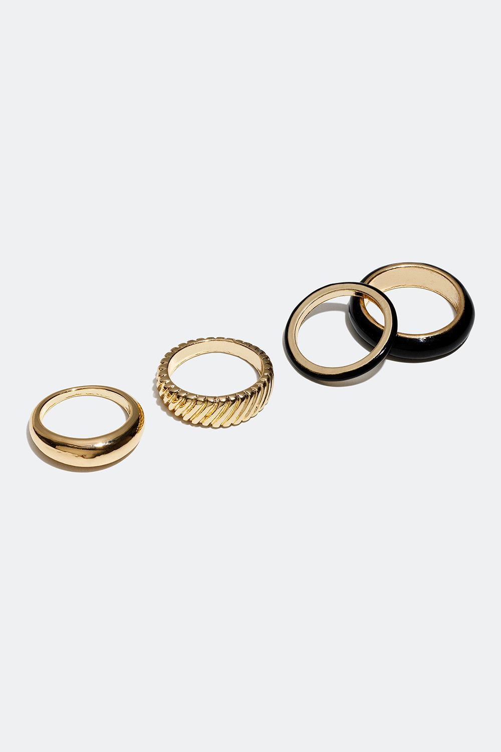 Guldfarvede ringe med riflet mønster og sort emalje, 4-pak i gruppen Smykker / Ringe / Flerpak hos Glitter (256000532)