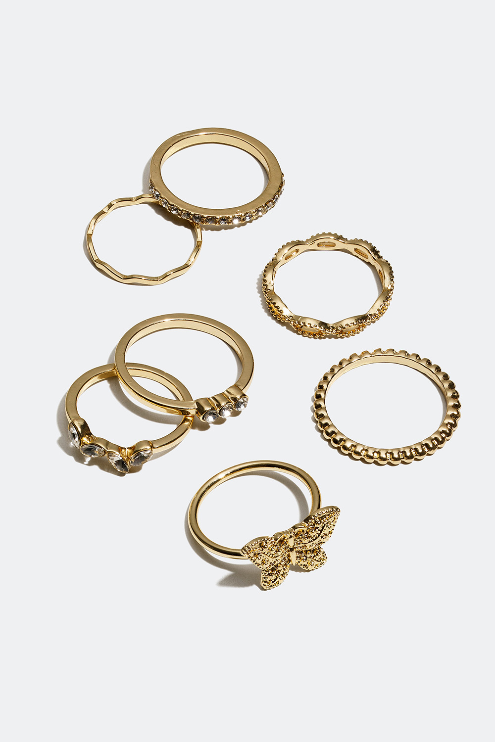 Guldfarvede ringe i forskellige designs med sommerfugle i glassten, 7-pak i gruppen Smykker / Ringe / Flerpak hos Glitter (256000592)