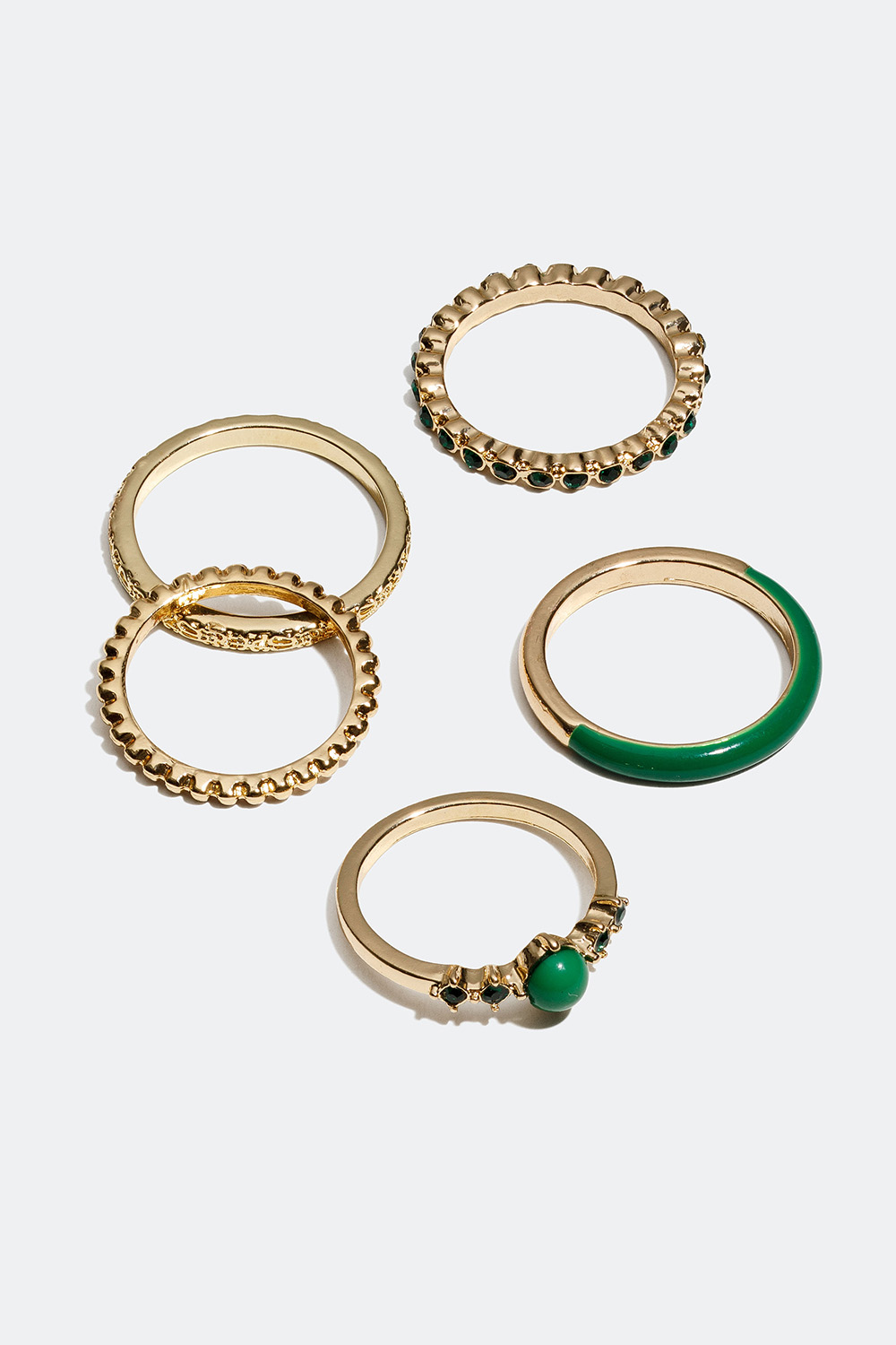 Guldfarvede ringe med detaljer i grønt, 5-pak i gruppen Smykker / Ringe / Flerpak hos Glitter (2560006275)