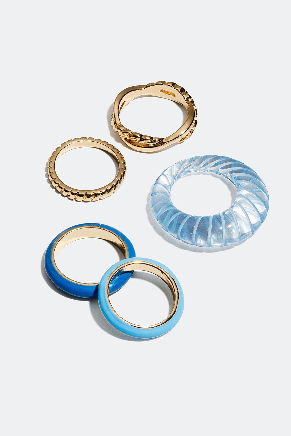 Guldfarvede ringe med detaljer i blåt og harpiks, 5-pak i gruppen Smykker / Ringe / Flerpak hos Glitter (256000637)