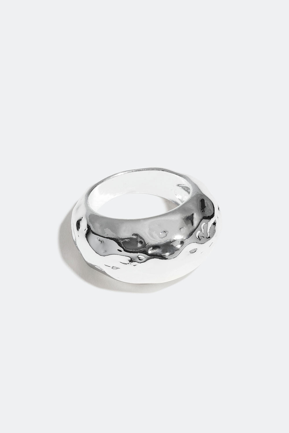 Bred ring med hamret design i gruppen Smykker / Ringe / Brede hos Glitter (25600104)