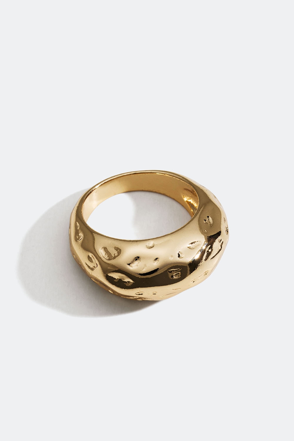 Bred guldfarvet ring med hamret design i gruppen Smykker / Ringe / Brede hos Glitter (256001042)