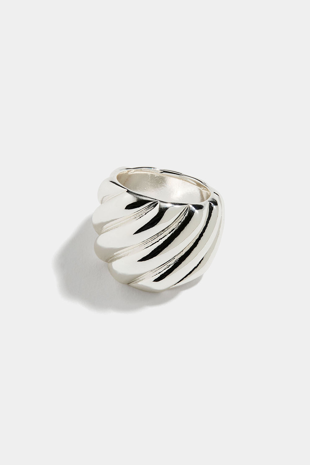 Bred ring med diagonale striber, sølvfarvet i gruppen Smykker / Ringe / Brede hos Glitter (2560014710)