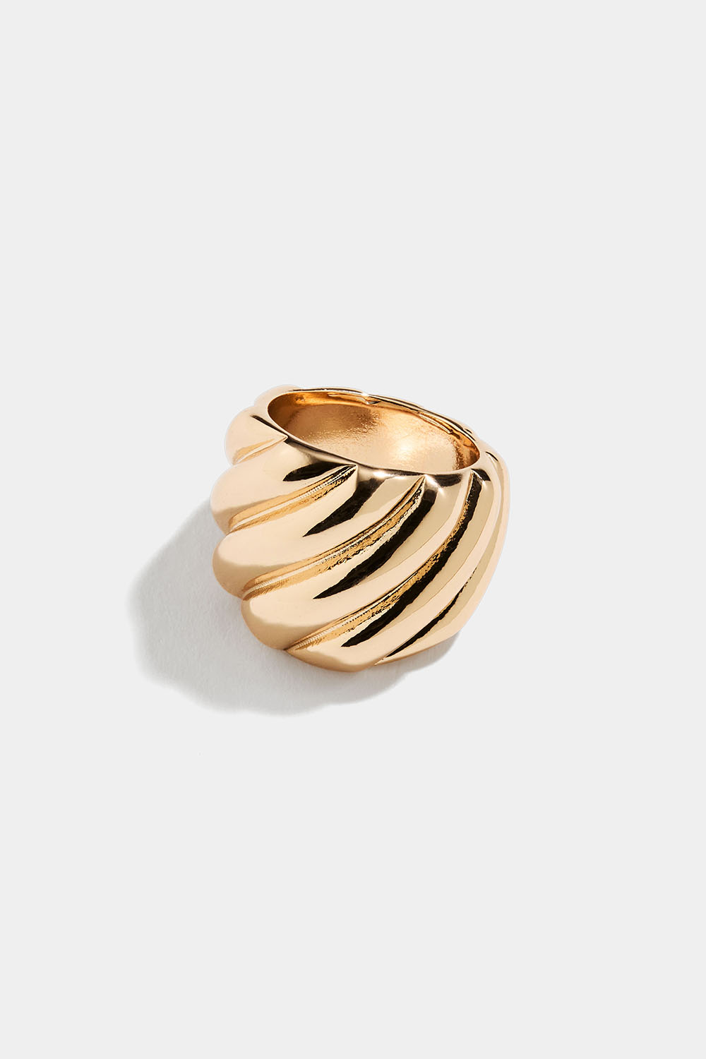 Bred ring med diagonale striber, guldfarvet i gruppen Smykker / Ringe / Brede hos Glitter (2560014720)