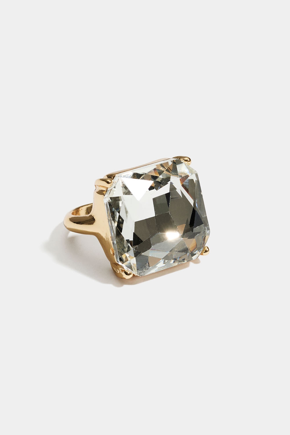 Guldfarvet ring med kvadratisk glassten i gruppen Smykker / Ringe / Similiringe hos Glitter (2560016020)