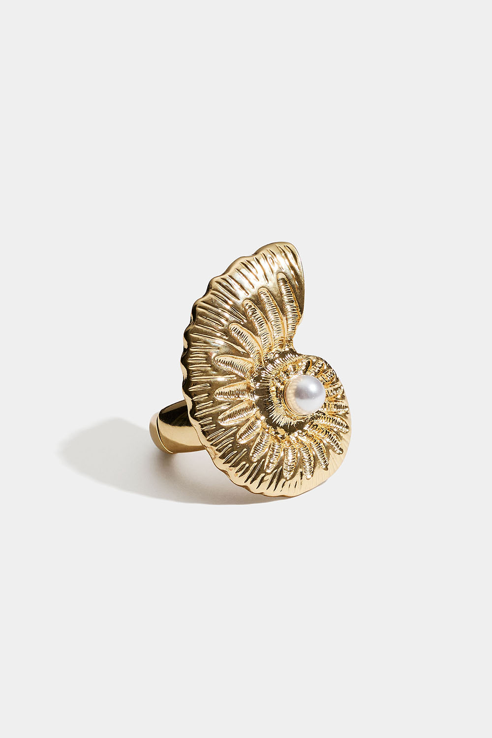 Elastisk ring med muslingeskal og hvid perle i gruppen Smykker / Ringe / Brede hos Glitter (256001872002)