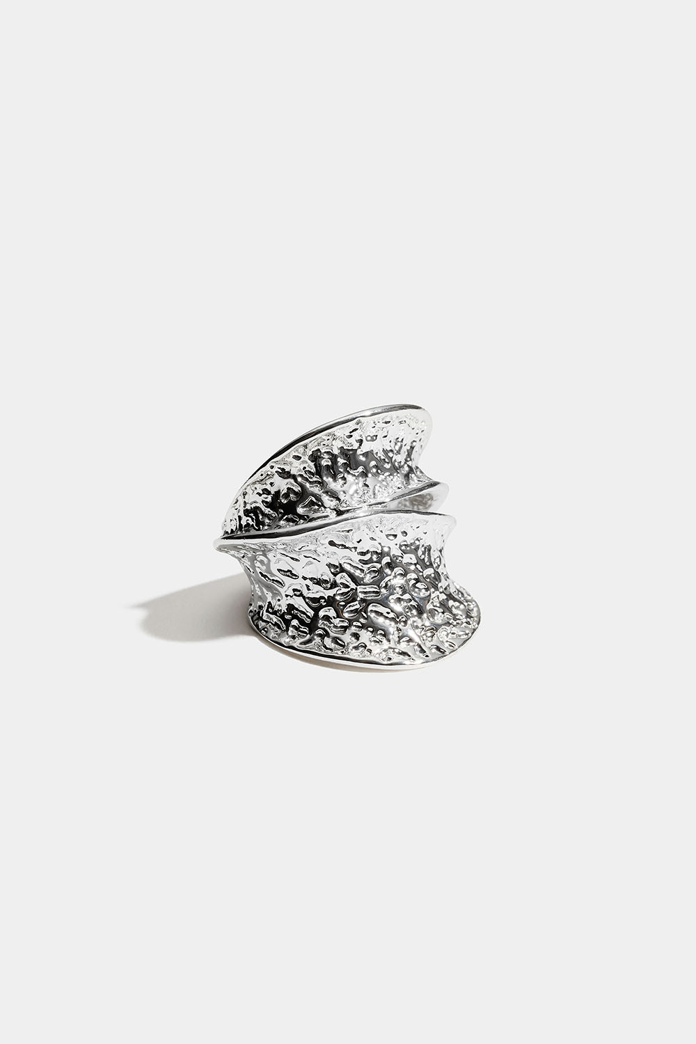 Bred konkav ring med hamret design i gruppen Smykker / Ringe hos Glitter (2560019210)