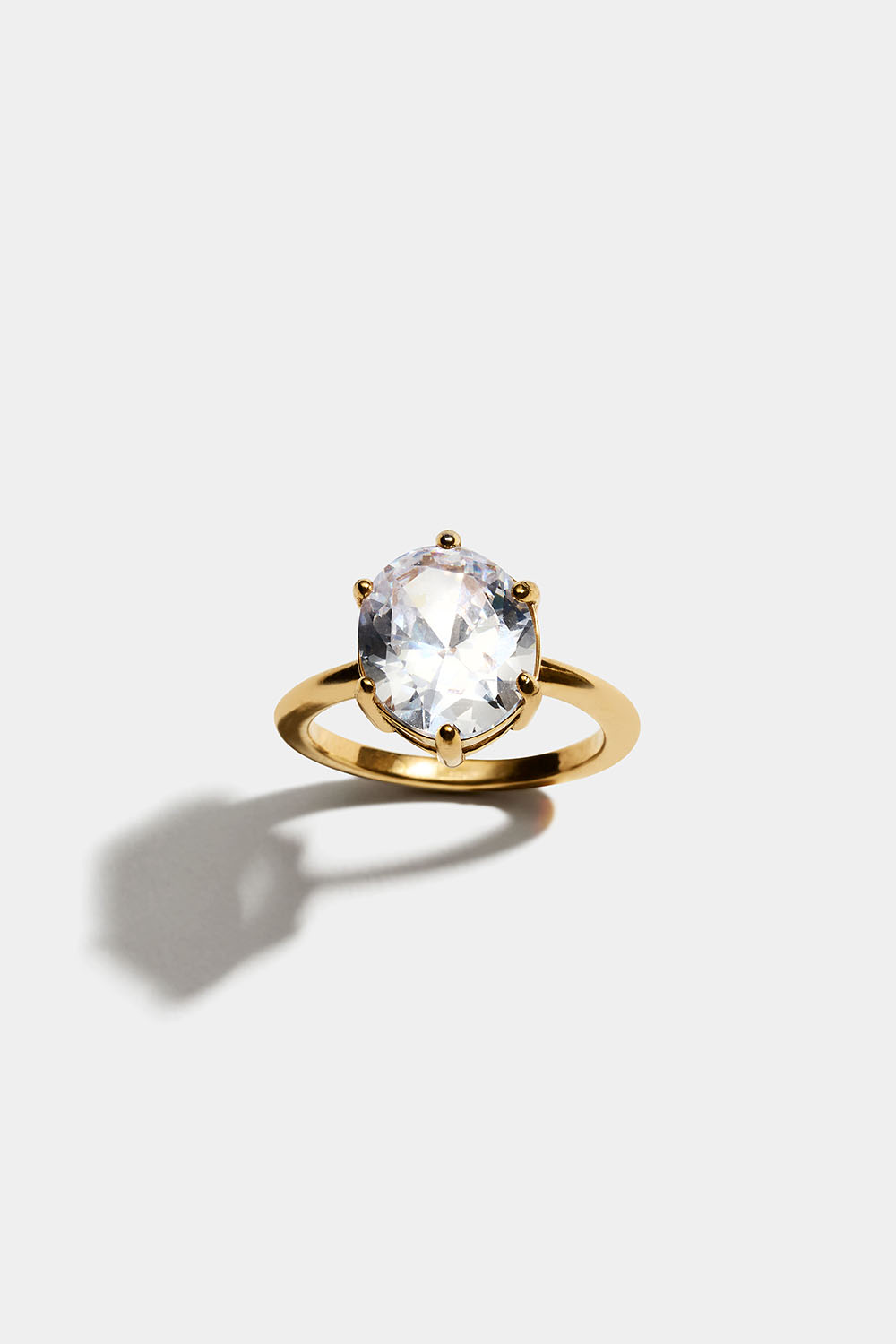 Ring i 18 karat forgyldt stål med stor oval Cubic Zirconia i gruppen Stainless Steel / 18 kt. guldbelagt stål hos Glitter (2560020920)
