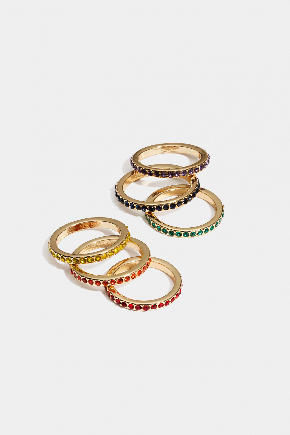 Guldfarvede ringe med glassten i regnbuens farver, 6-pak i gruppen Smykker / Ringe / Flerpak hos Glitter (2560025299)