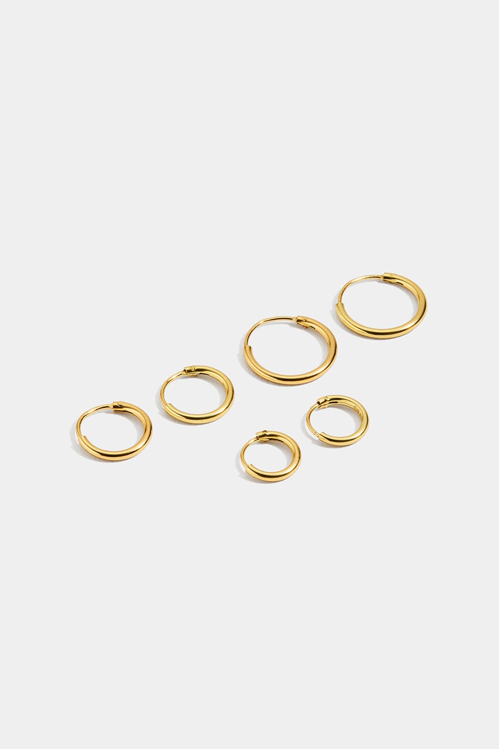 Hoops forgyldt med 18 kt. guld, 3-pak, 1 cm i gruppen 18 kt. forgyldt sølv / Øreringe i 18 kt. guld hos Glitter (307411661000)