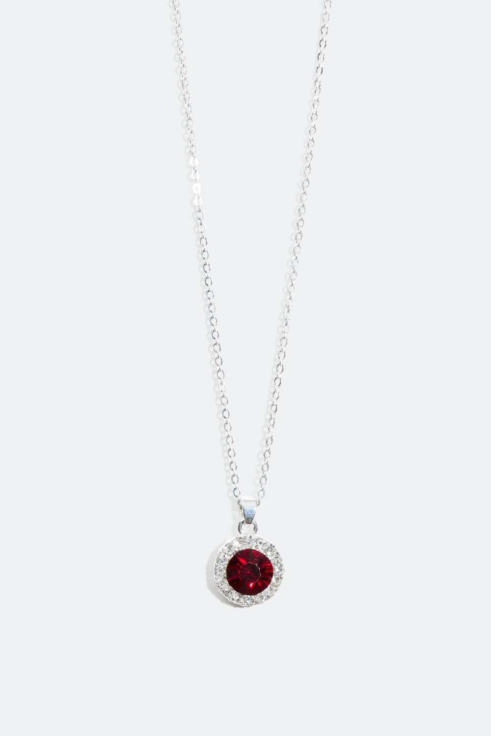 Sølvfarvet halskæde med en rød sten i gruppen Jul / Julsmycken hos Glitter (325290)