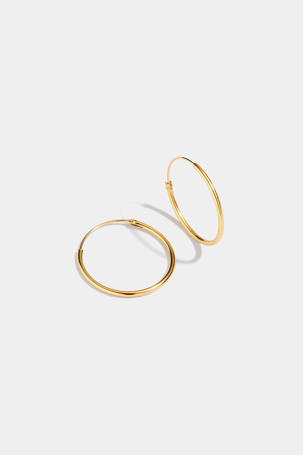 Små tynde hoops i 18 karat forgyldt sølv, 2 cm i gruppen 18 kt. forgyldt sølv / Øreringe i 18 kt. guld hos Glitter (325470661000)