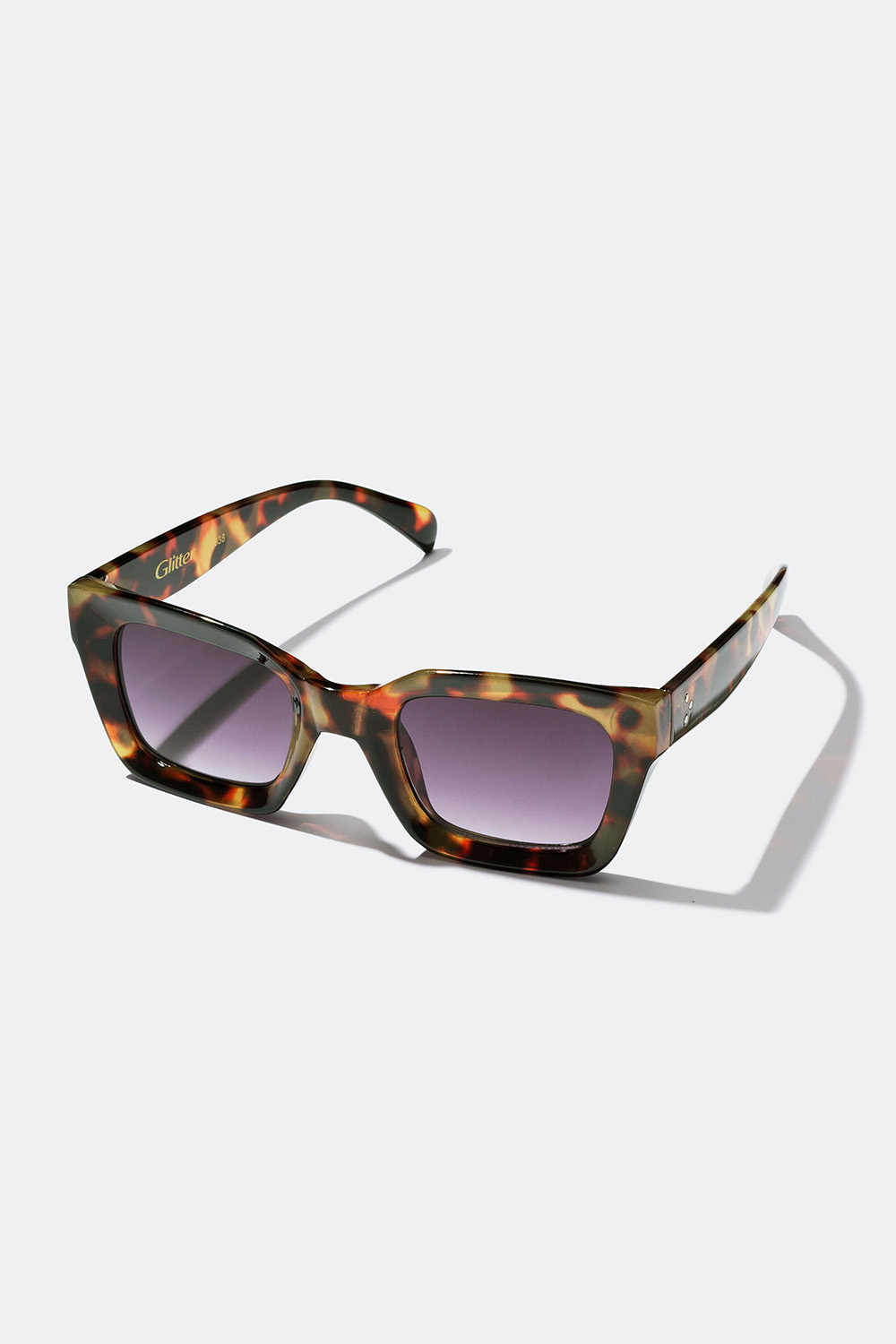 Shop solbriller med en firkantet på Glitter.dk!