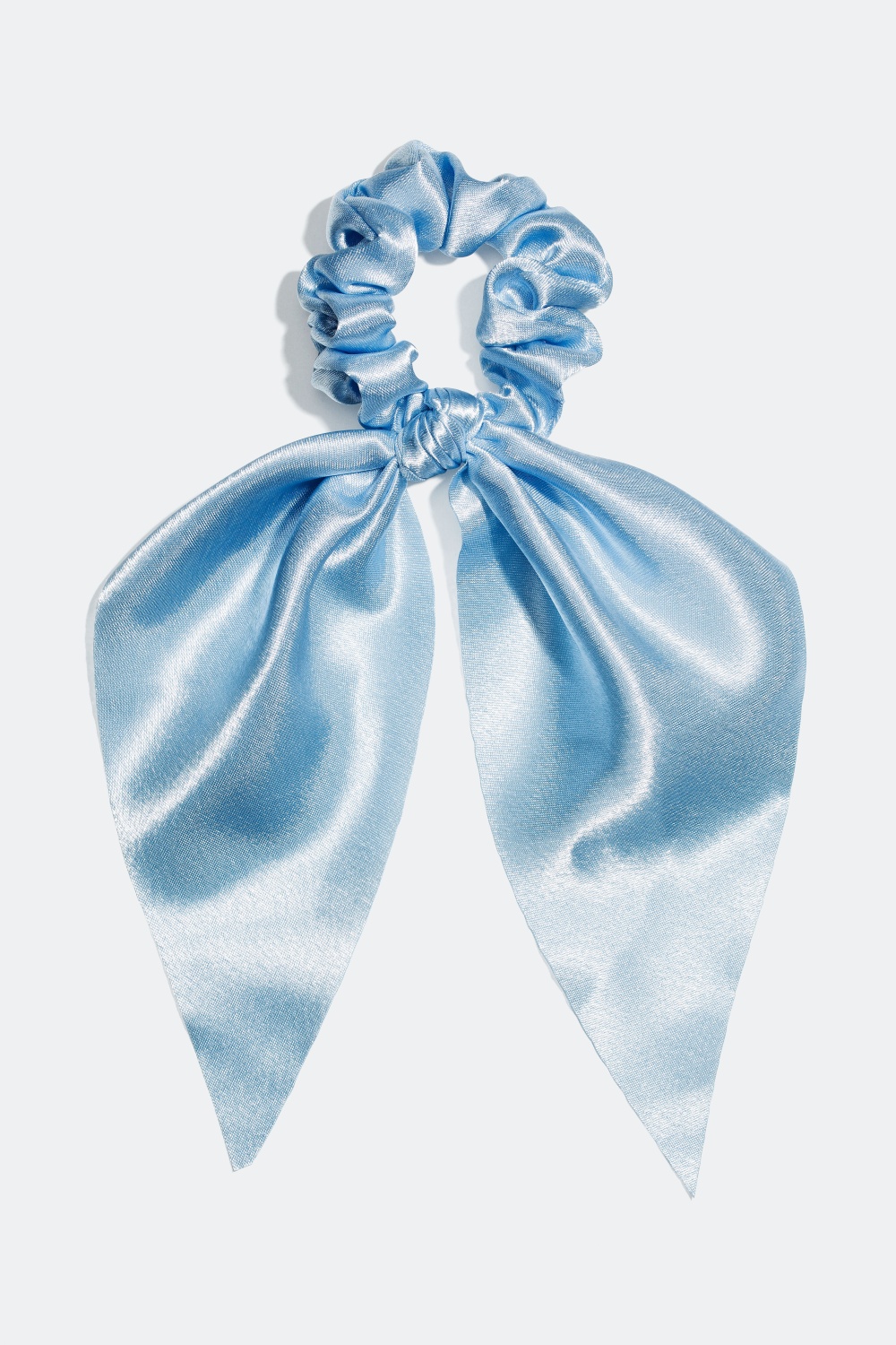 Scrunchie tail i silke imitation i gruppen Håraccessories / Scrunchies / Scrunchies med tørklædedetalje hos Glitter (326087)