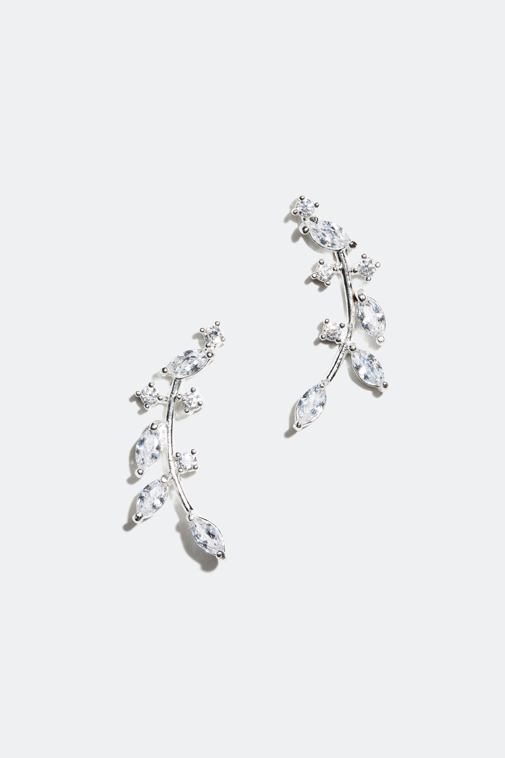 Øreringe i ægte sølv med bladmønster og dekorative sten i gruppen Alle Smykker hos Glitter (326324)