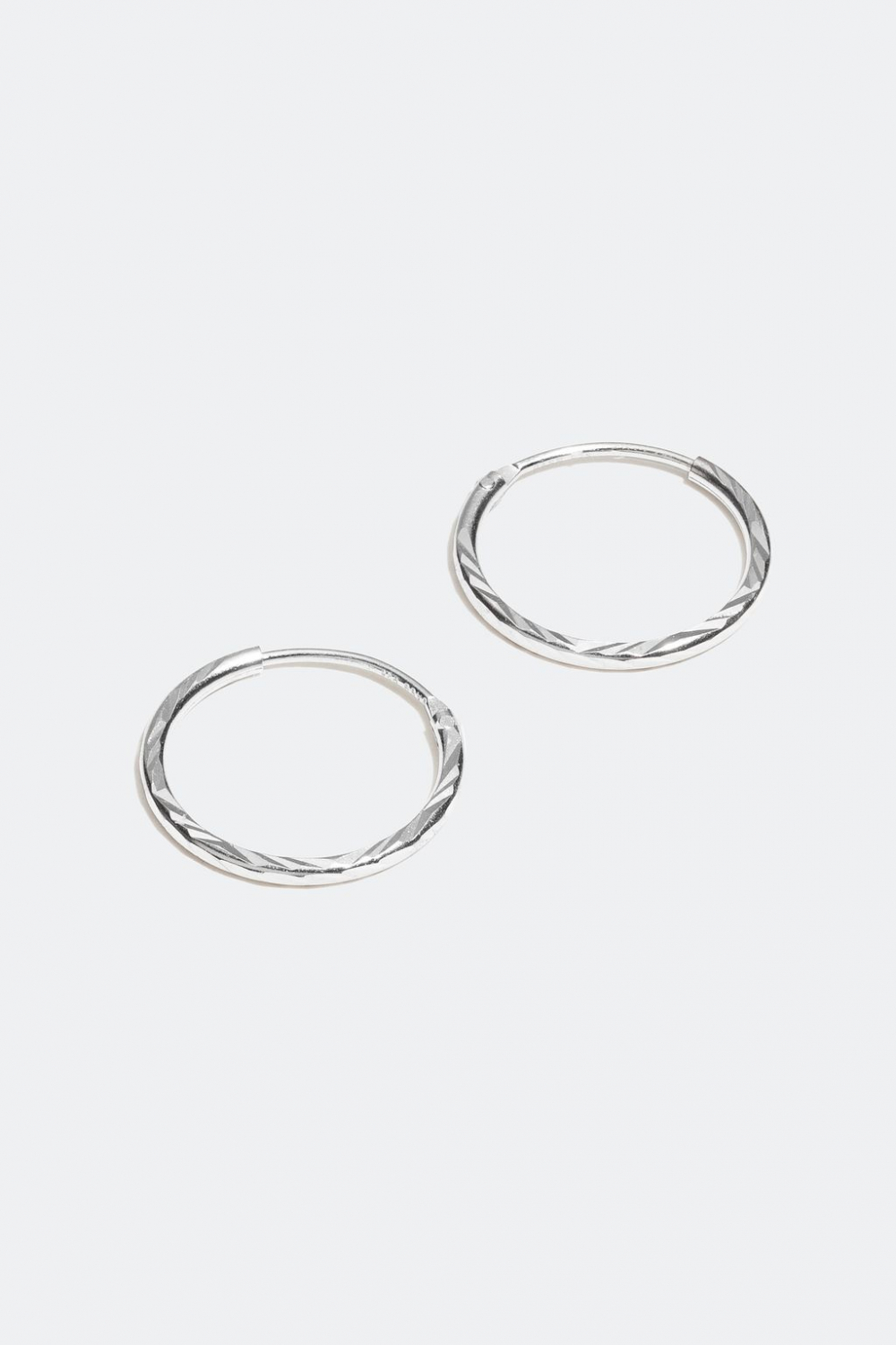 Hoops med riflet mønster, ægte sølv, 1,4 cm i gruppen Ægte sølv / Sølvøreringe hos Glitter (326329011000)