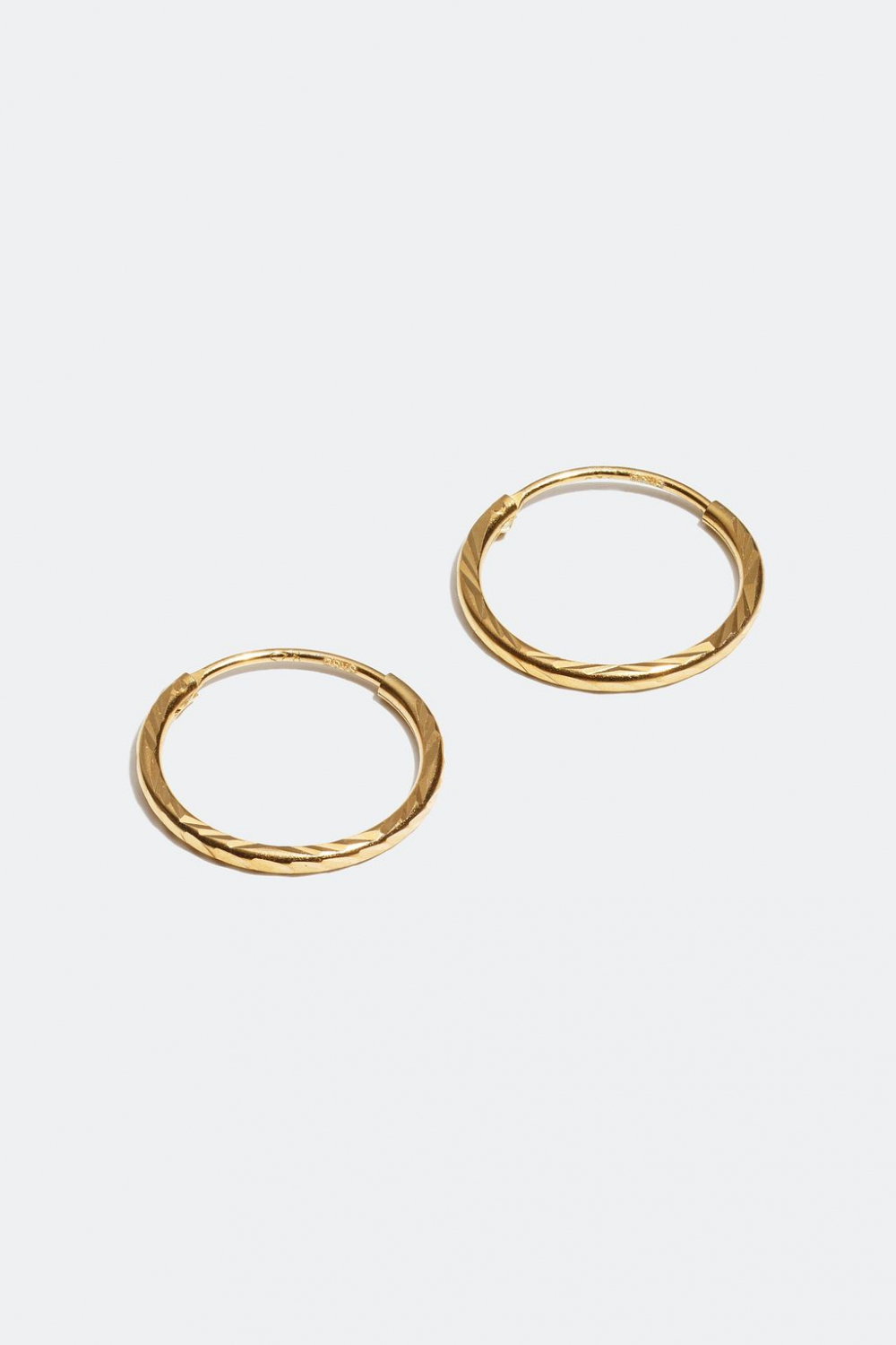 Hoops med riflet mønster, forgyldt med 18 kt. guld, 1,4 cm i gruppen 18 kt. forgyldt sølv / Øreringe i 18 kt. guld hos Glitter (326329661000)