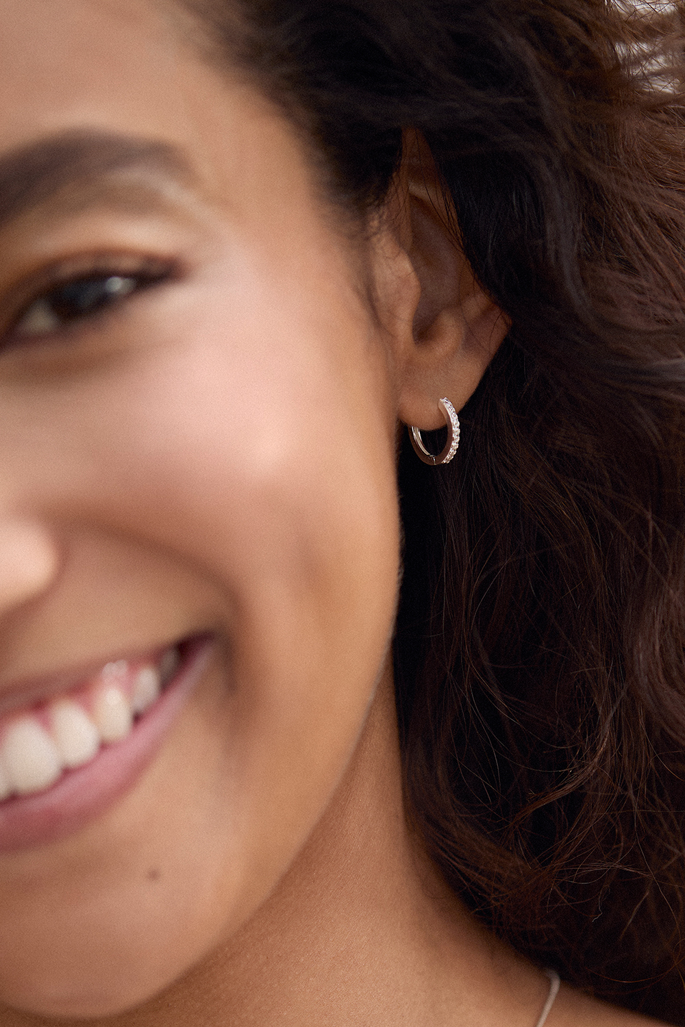 Små hoops med kubisk zirkonia, 1,2 cm i gruppen Ægte sølv / Sølvøreringe / Hoops i ægte sølv hos Glitter (326691011000)