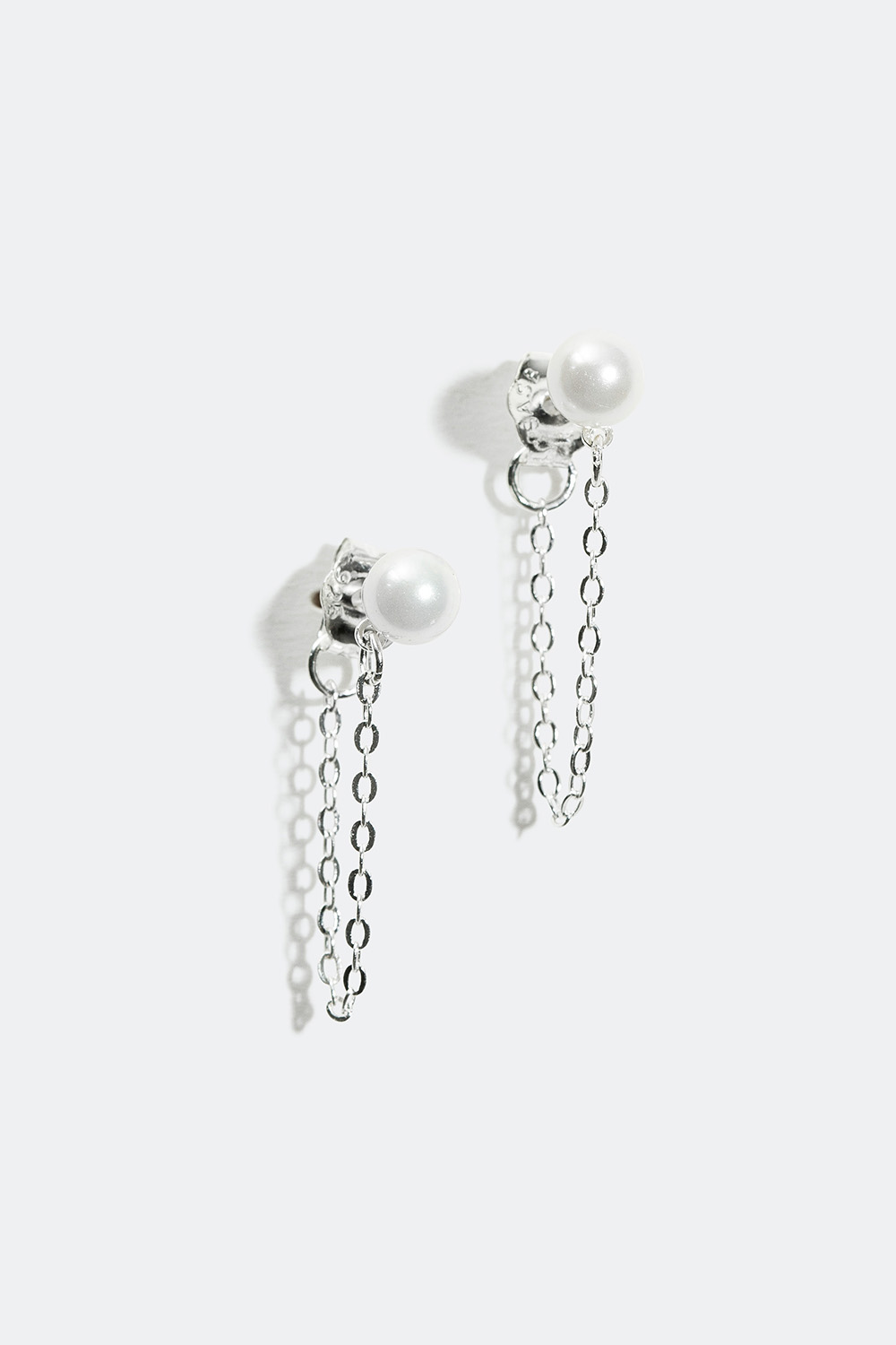 Sølv ørestikker med perle og kæde i gruppen Udsalg hos Glitter (327595)
