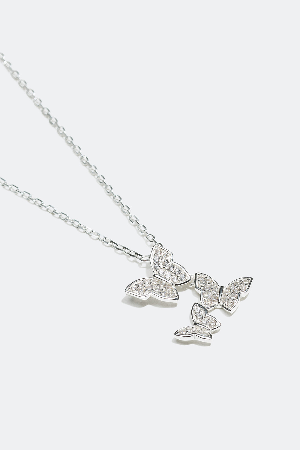 Sølvkæde med tre sommerfugle i gruppen Ægte sølv / Sølvhalskæder / Halskæder i ægte sølv med vedhæng hos Glitter (327602)