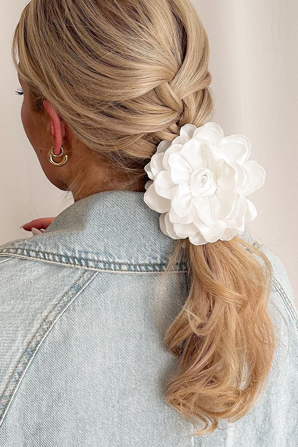 Hårspænde med hvide stofblomster i gruppen Håraccessories / Spænder & klemmer / Hårklemmer hos Glitter (331001693000)