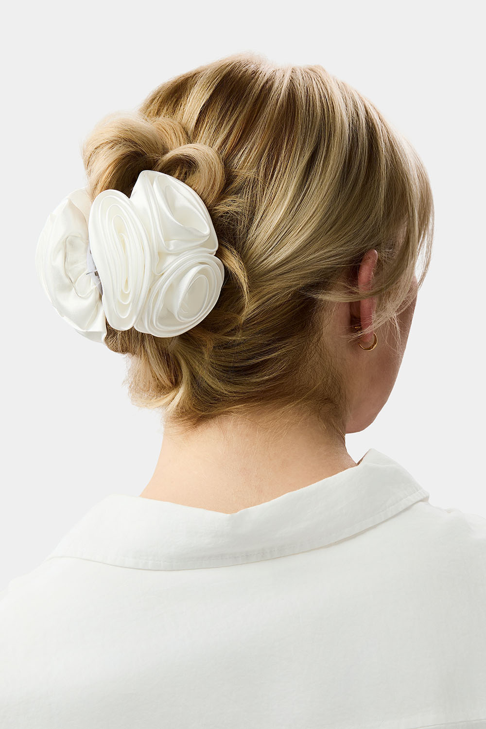 Hårspænde med hvide roser i gruppen Håraccessories / Spænder & klemmer / Hårklemmer hos Glitter (331001703000)