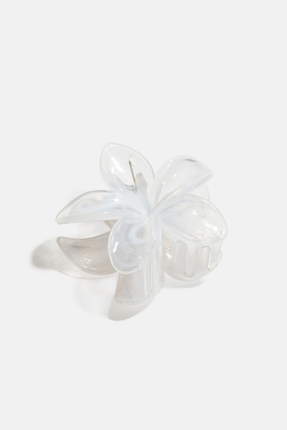 Hvidmeleret blomsterspænde i gruppen Håraccessories / Spænder & klemmer / Hårklemmer hos Glitter (331001743000)