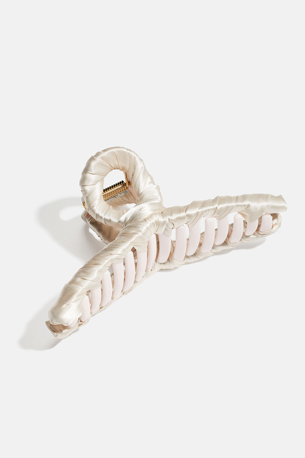 Hårklemme med hvidt stof i imiteret silke i gruppen Håraccessories / Spænder & klemmer / Hårklemmer hos Glitter (331002013000)