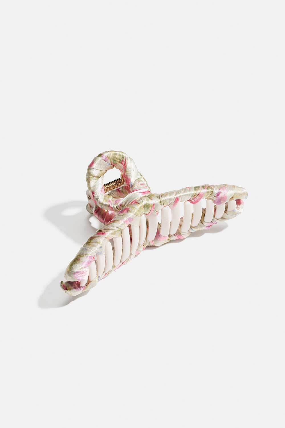 Hårklemme med blomstret stof i imiteret silke i gruppen Håraccessories / Spænder & klemmer / Hårklemmer hos Glitter (331002015400)