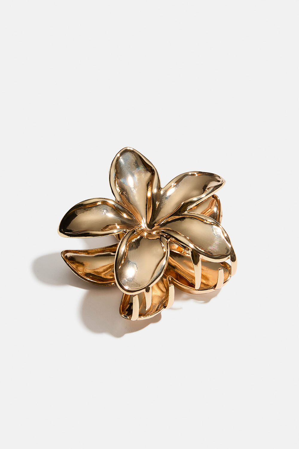 Blomsterformet hårklemme i guldfarvet metal i gruppen Håraccessories / Spænder & klemmer / Hårklemmer hos Glitter (331002032000)
