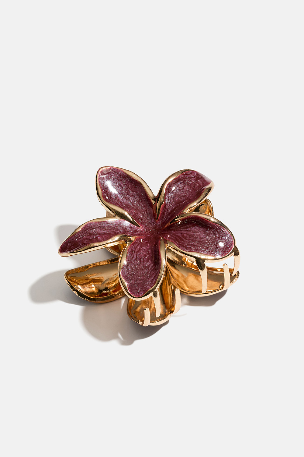 Vinrød blomsterformet hårklemme i guldfarvet metal i gruppen Håraccessories / Spænder & klemmer / Hårklemmer hos Glitter (331002036300)