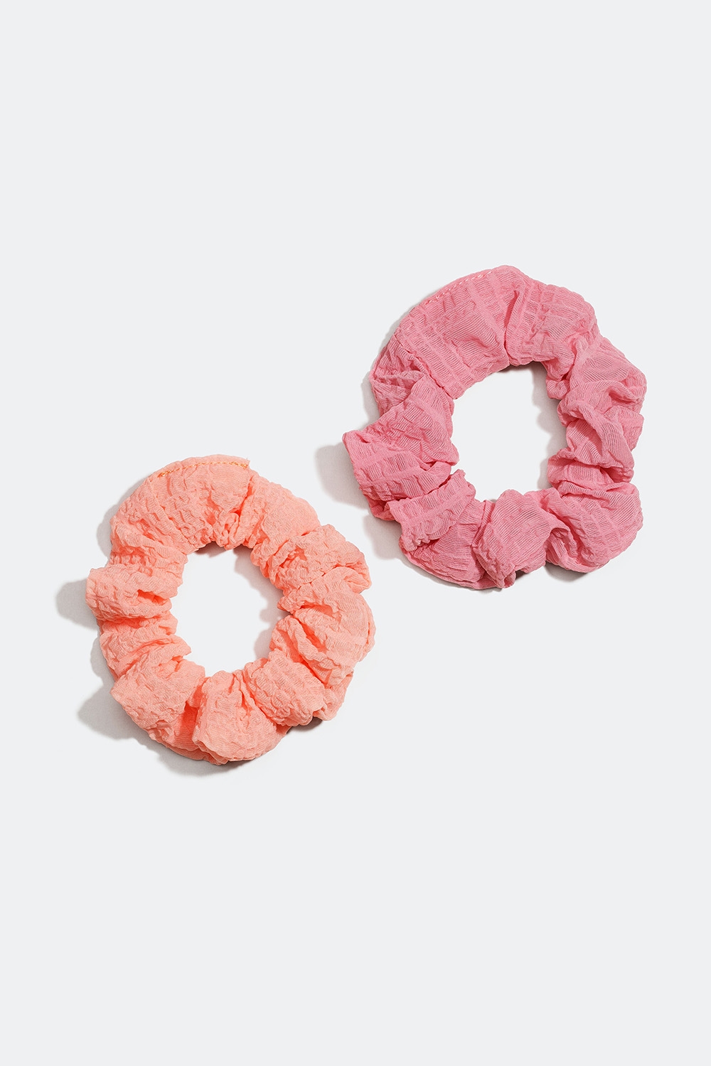 Krøllede scrunchies i pastelfarver, 2-pak i gruppen Håraccessories / Scrunchies / Flerpak hos Glitter (33200028)