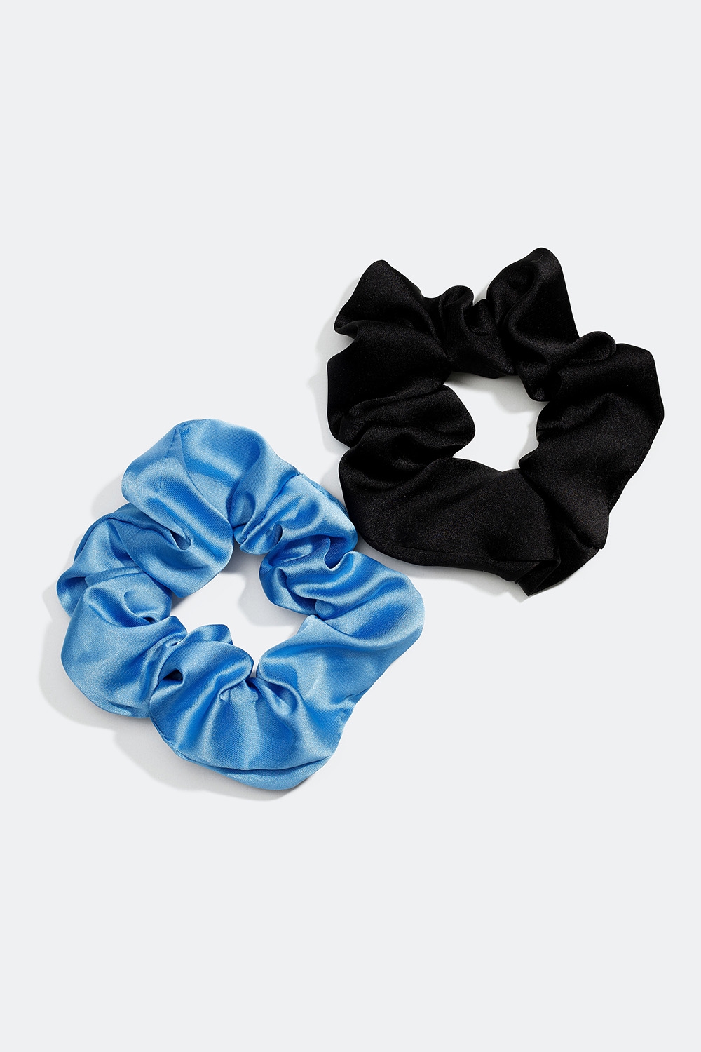 Scrunchies i blå og sort imiteret silke, 2-pak i gruppen Håraccessories / Scrunchies / Flerpak hos Glitter (332000479400)