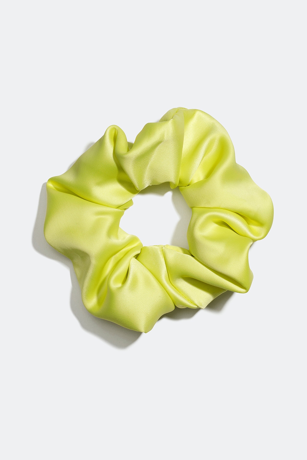 Limegrøn scrunchie i imiteret silke i gruppen Håraccessories / Scrunchies hos Glitter (332000527600)