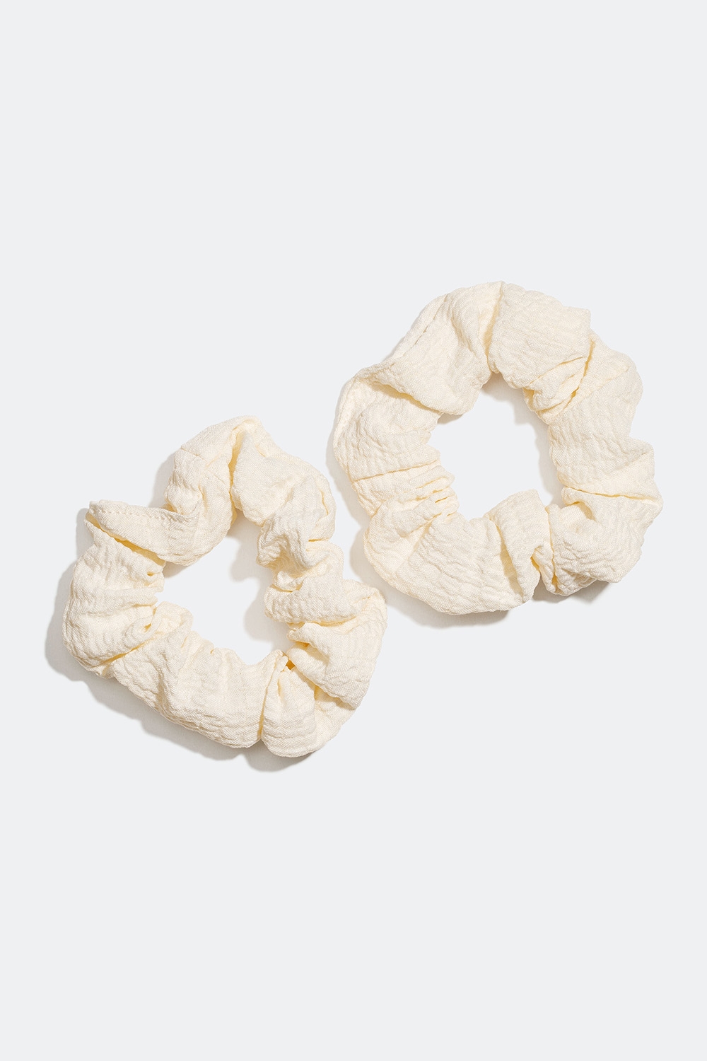 Små krøllede scrunchies i hvid, 2-pak i gruppen Store week / hos Glitter (332000663100)