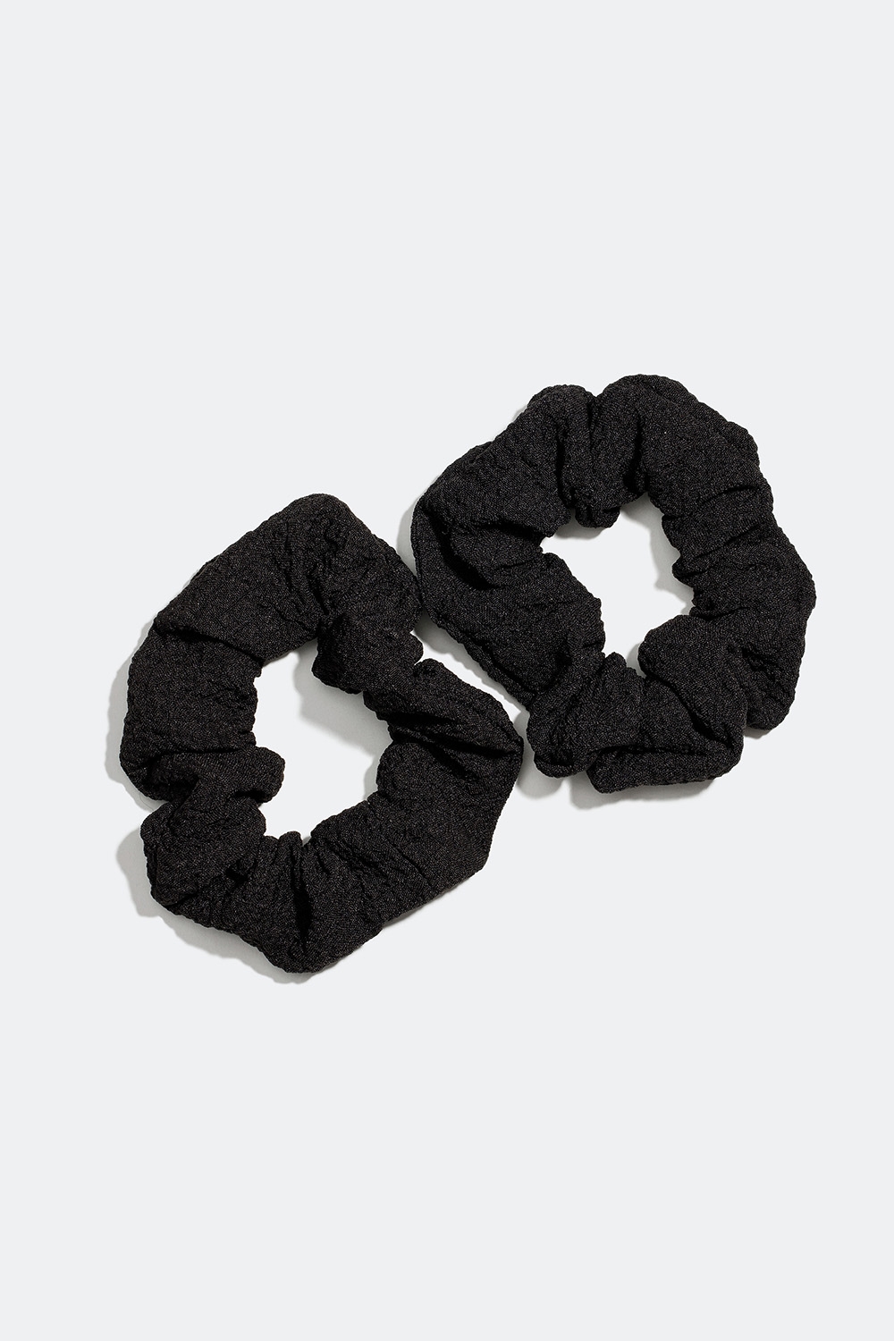 Små krøllede scrunchies i sort, 2-pak i gruppen Håraccessories / Scrunchies / Flerpak hos Glitter (332000669000)