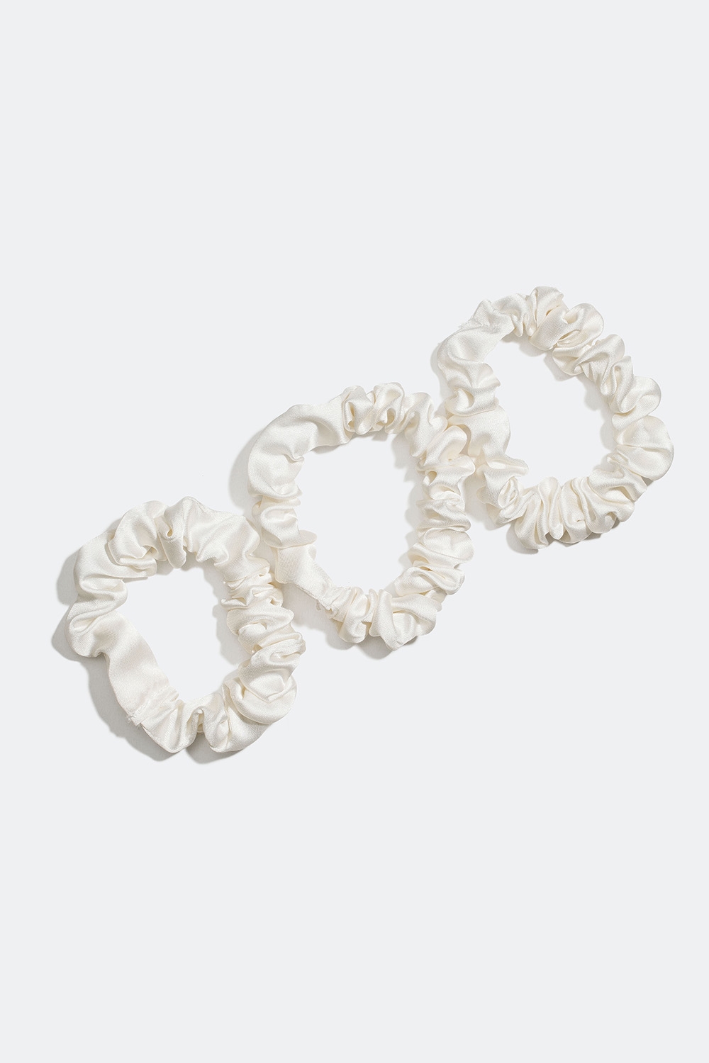 Hvide blanke scrunchies, 3-pak i gruppen Håraccessories / Scrunchies / Flerpak hos Glitter (332000673100)