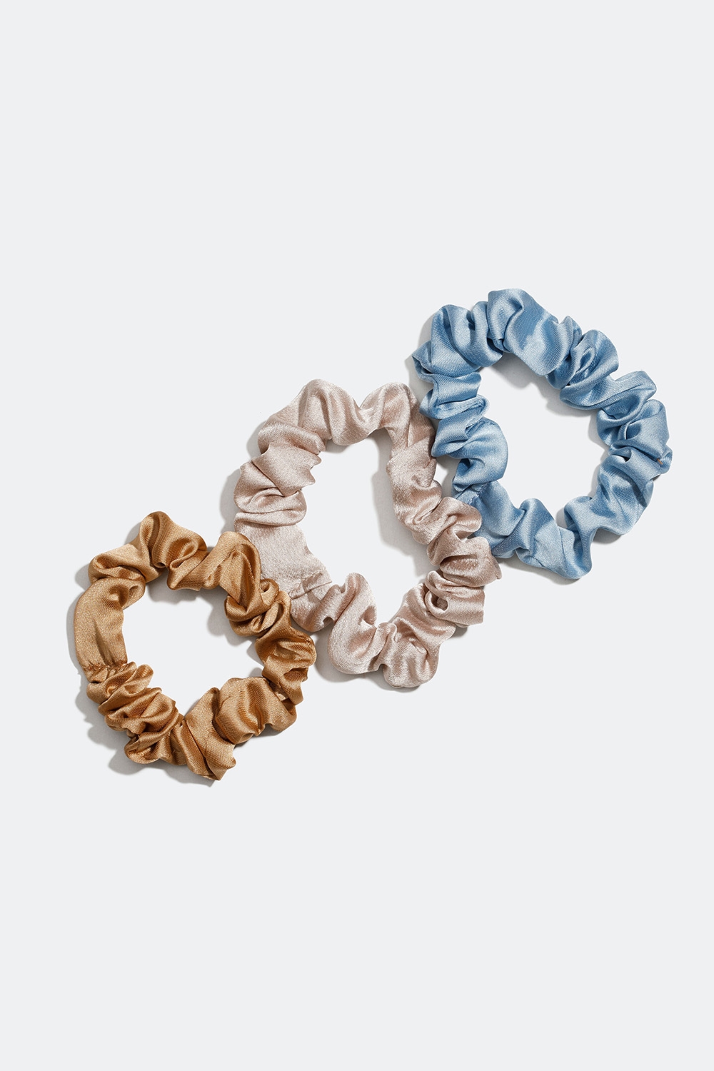 Beige og blå blanding af skinnende scrunchies, 3-pak i gruppen Håraccessories / Scrunchies / Flerpak hos Glitter (332000677100)