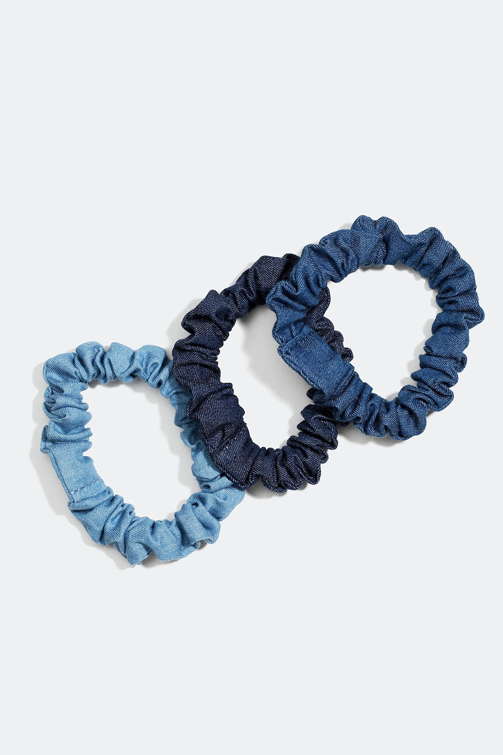 Scrunchies i blå denim, 3-pak i gruppen Håraccessories / Scrunchies / Flerpak hos Glitter (332000677200)