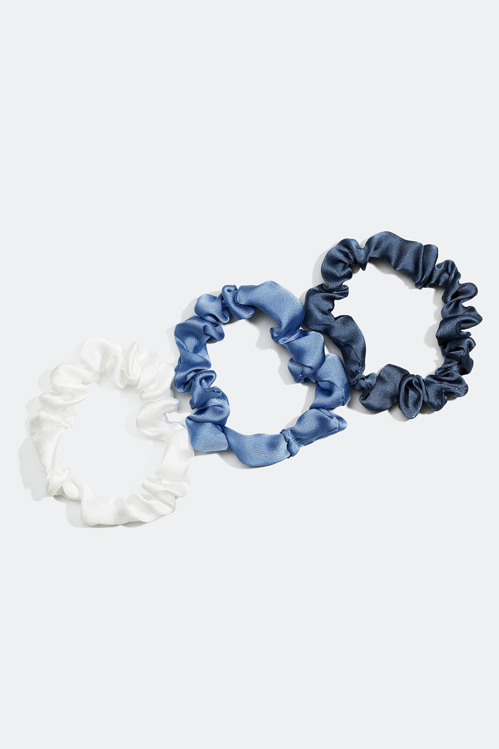 Blå og hvid blanding af skinnende scrunchies, 3-pak i gruppen Håraccessories / Scrunchies / Flerpak hos Glitter (332000677400)