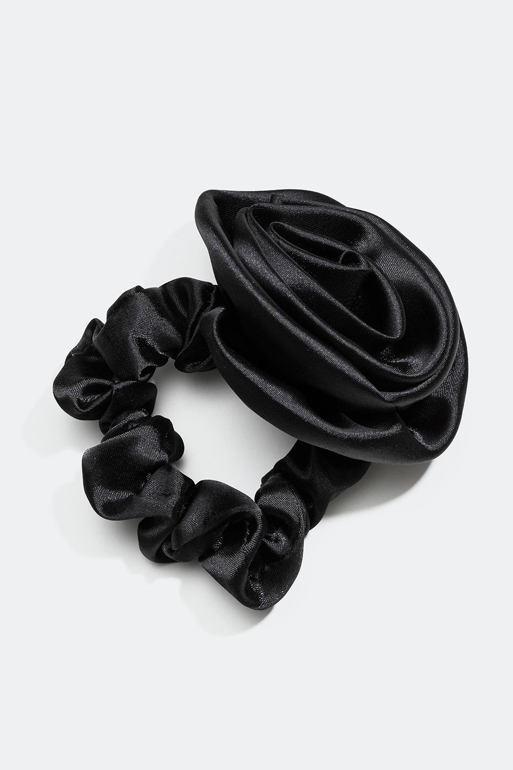 Sort scrunchie i imiteret silke med rose i gruppen Håraccessories / Scrunchies hos Glitter (332000689000)