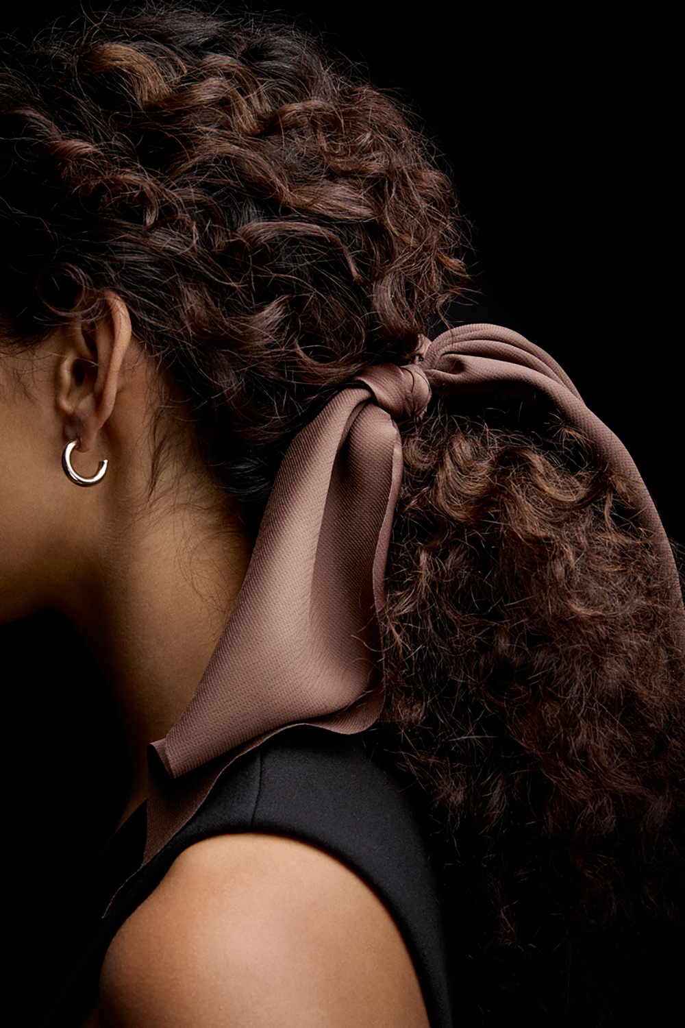 Brun scrunchie tail i gruppen Håraccessories / Scrunchies / Scrunchies med tørklædedetalje hos Glitter (332000798200)