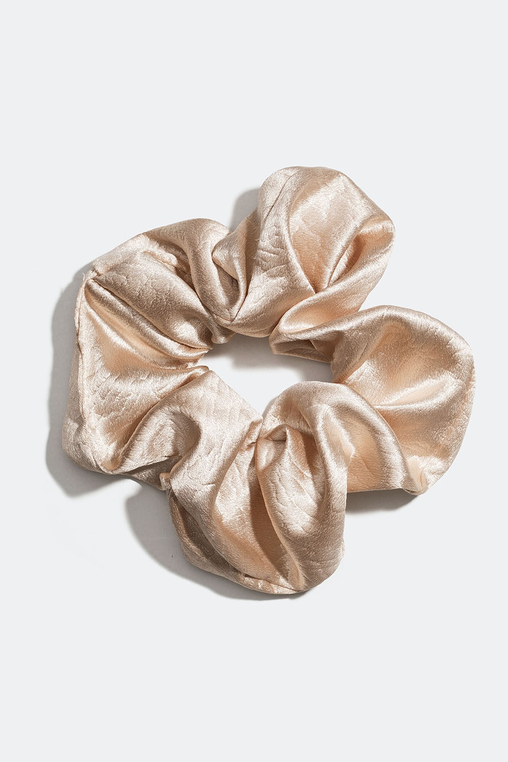 Beige glansfuld scrunchie i gruppen Håraccessories / Scrunchies hos Glitter (332000818300)