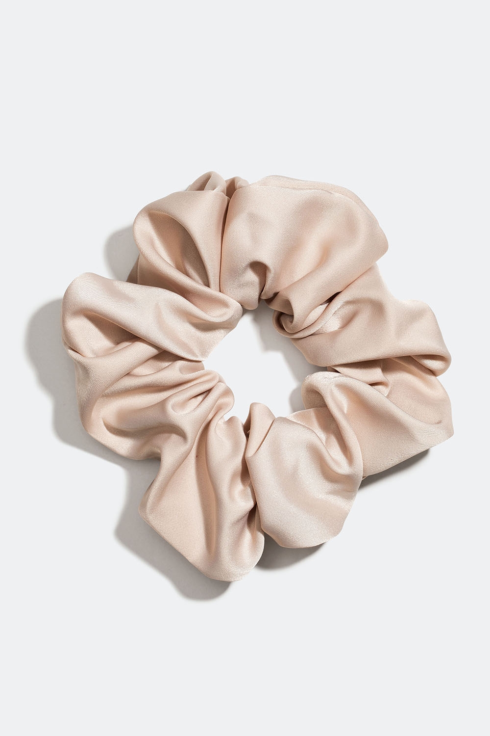 Beige scrunchie i imiteret silke i gruppen Håraccessories / Scrunchies hos Glitter (332000828300)