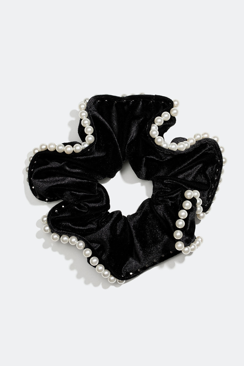 Stort sort scrunchie i imiteret fløjl med hvide perler i gruppen Håraccessories / Scrunchies hos Glitter (332000889000)