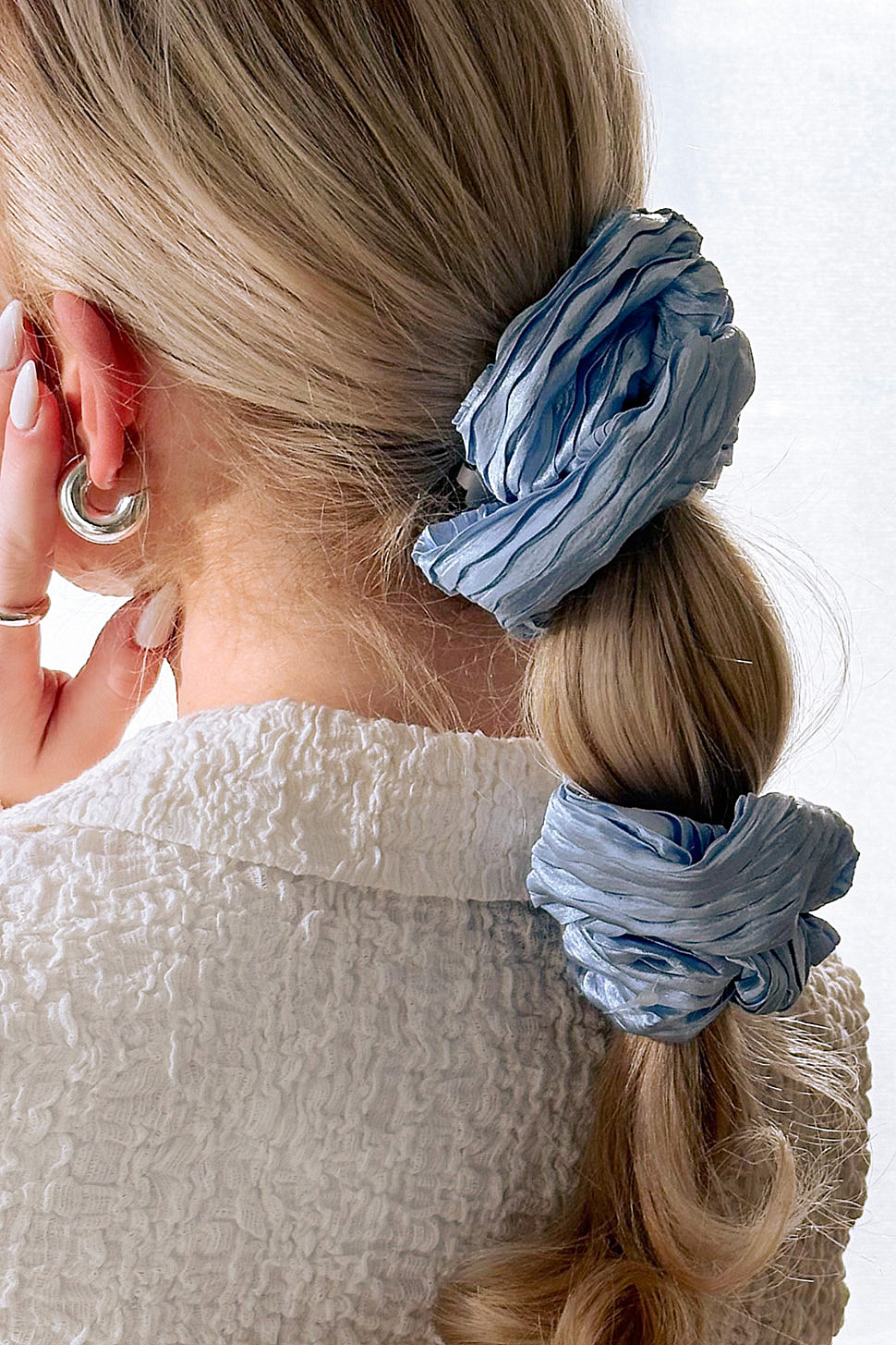 Stor blå scrunchie med plisseret stof i gruppen Håraccessories / Scrunchies hos Glitter (332000897100)