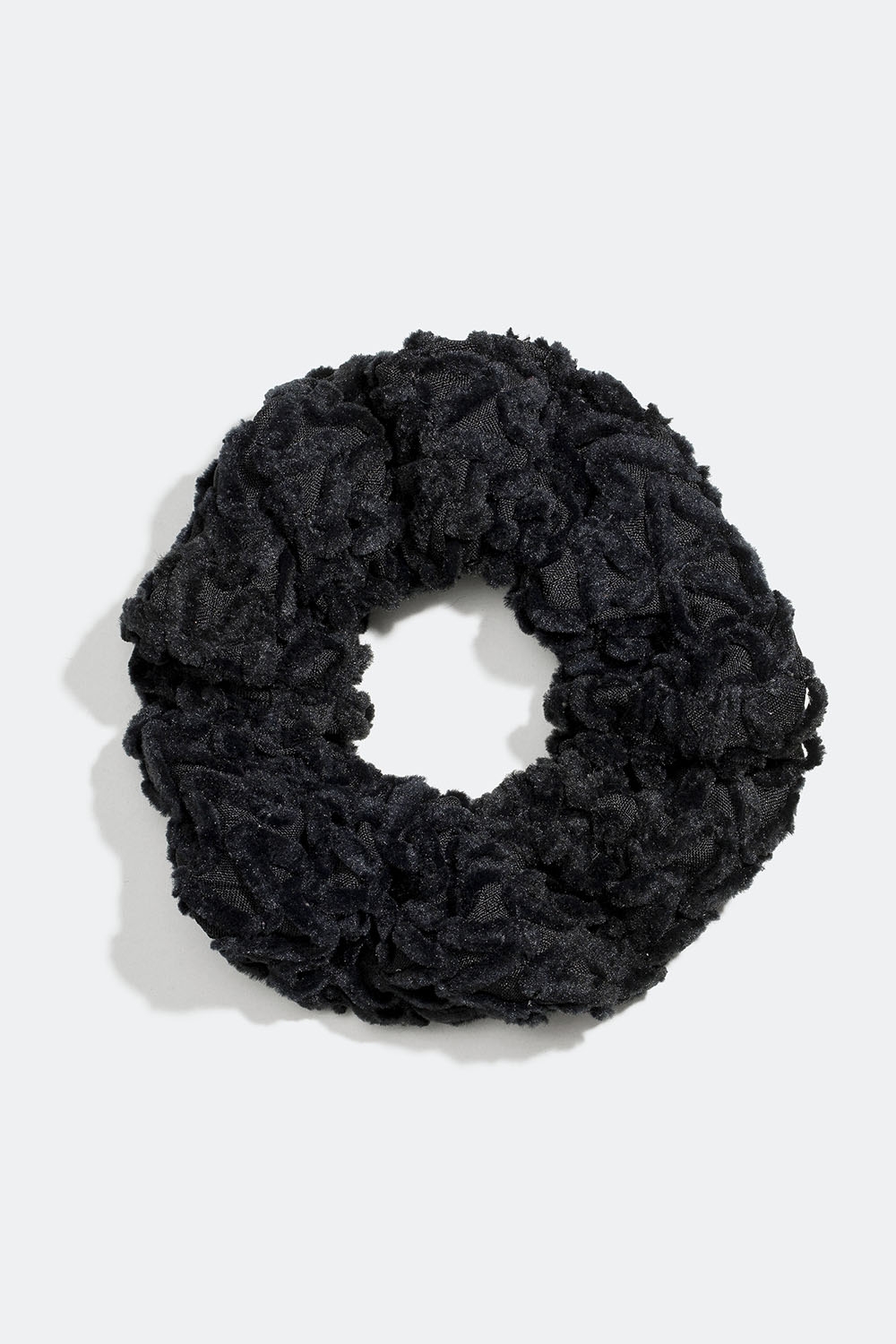 Sort scrunchie med dekorative syninger i gruppen Håraccessories / Scrunchies hos Glitter (332000909000)