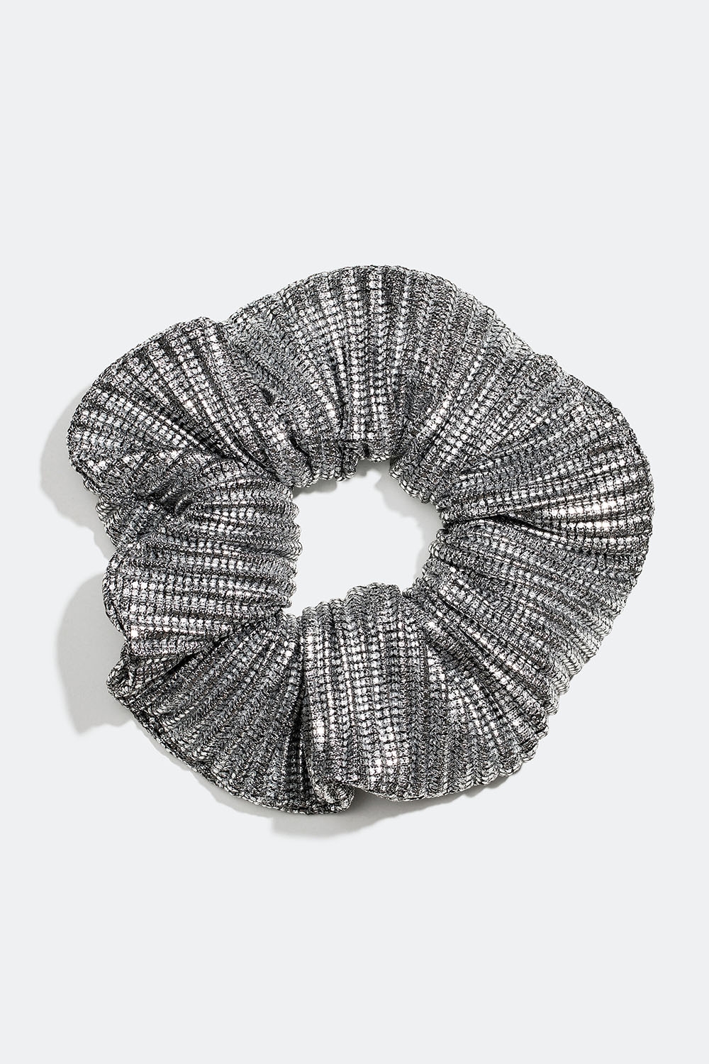 Plisseret scrunchie i sølvmetallic farve i gruppen Håraccessories / Scrunchies hos Glitter (332000911000)