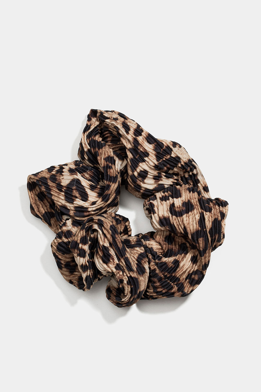 Plisseret scrunchie i leopardprint i gruppen Håraccessories / Scrunchies hos Glitter (332001080500)