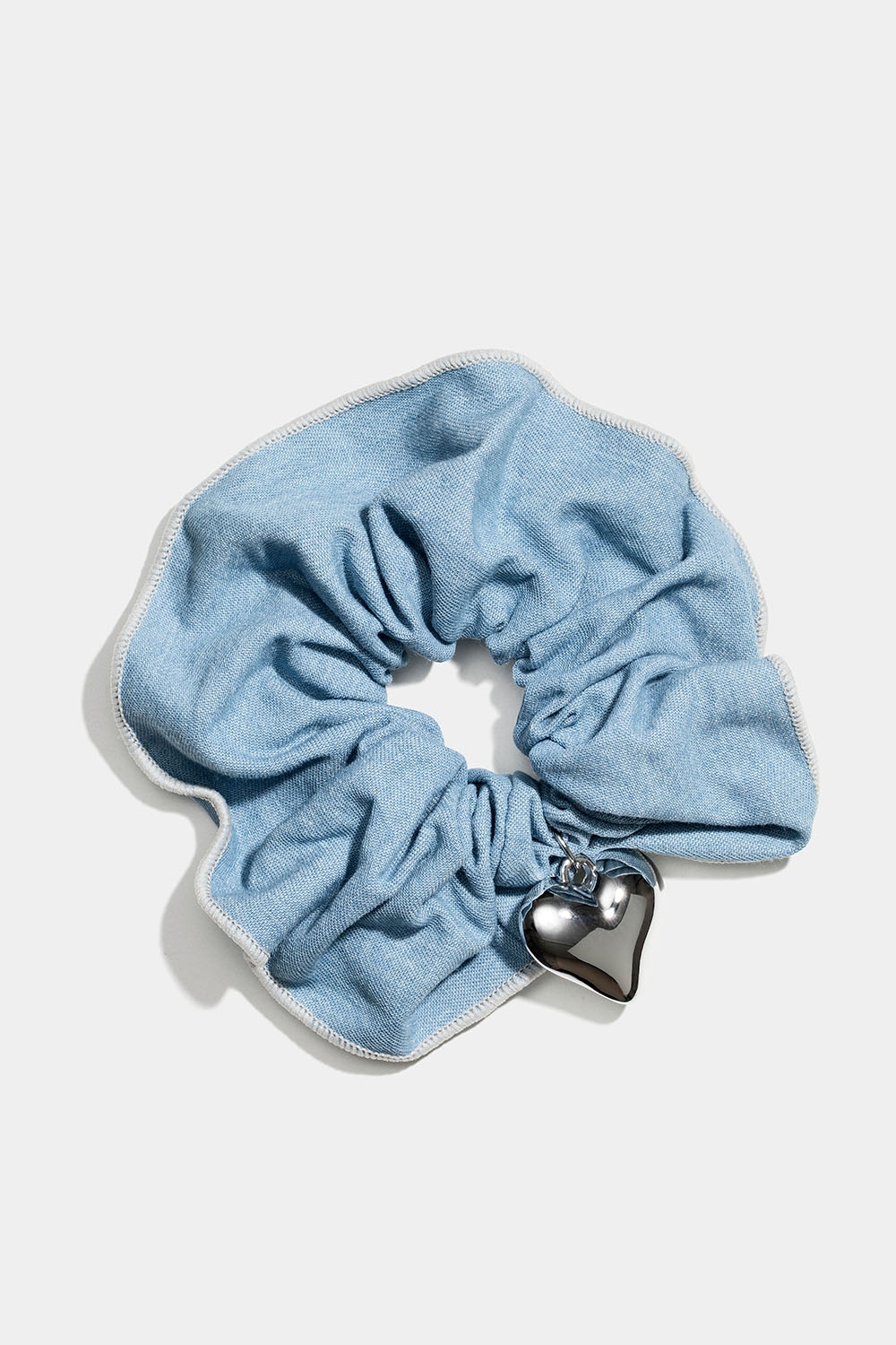 Jeans scrunchie med hjerte i gruppen Håraccessories / Scrunchies hos Glitter (332001127000)